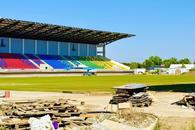 Au montat gazonul, scaunele sunt deja amplasate în tribune! „Doar” 5 ani întârziere la stadionul din România