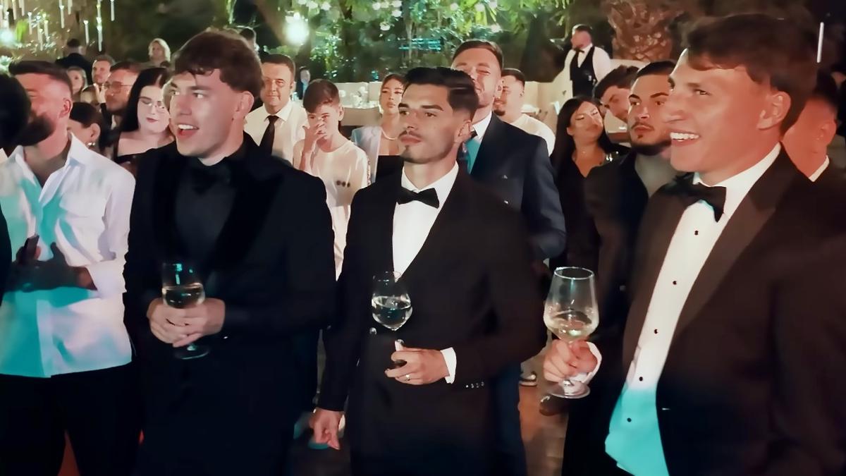 Imagini nepublicate de la nunta lui Coman: „Nașul e Mirel Rădoi!” » Au aruncat mii de euro la lăutari: „Viviana e viața mea”