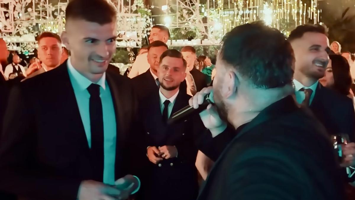 Imagini nepublicate de la nunta lui Coman: „Nașul e Mirel Rădoi!” » Au aruncat mii de euro la lăutari: „Viviana e viața mea”