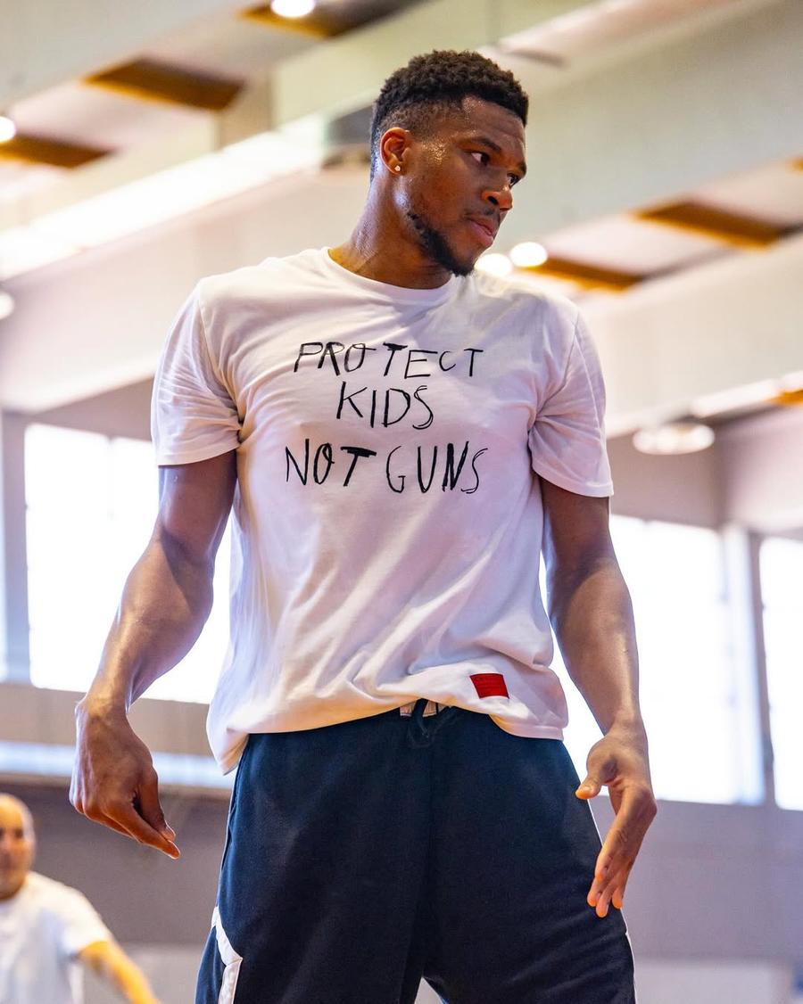 Tricoul purtat de Giannis în timpul unui antrenament alături de frații lui Thanasis și Kostas Sportul, fenomen social: exemplele Insulele Feroe, Bodo/Glimt și Giannis Antetokounmpo