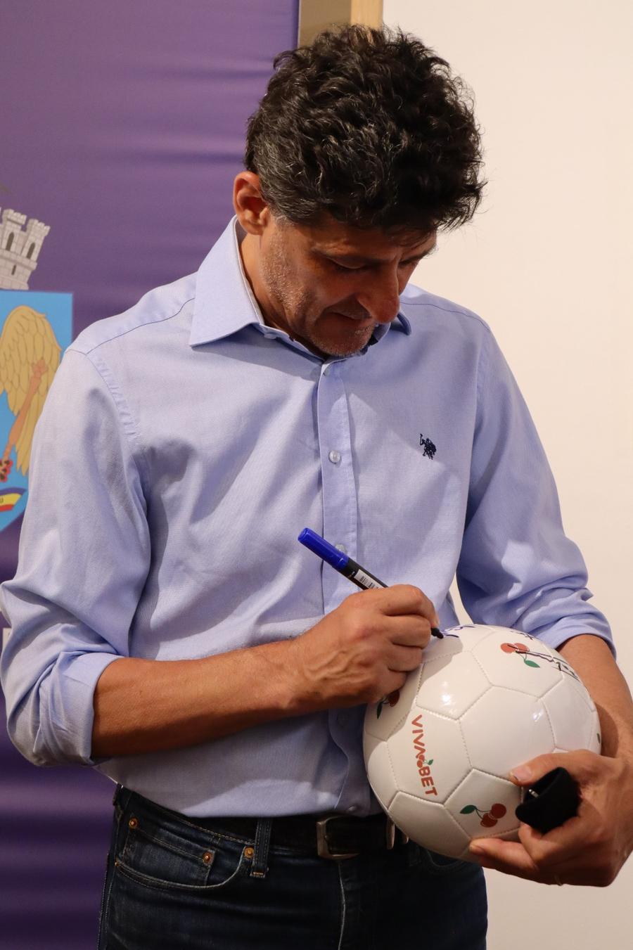 Miodrag Belodedici Artă și fotbal de Ziua Drapelului