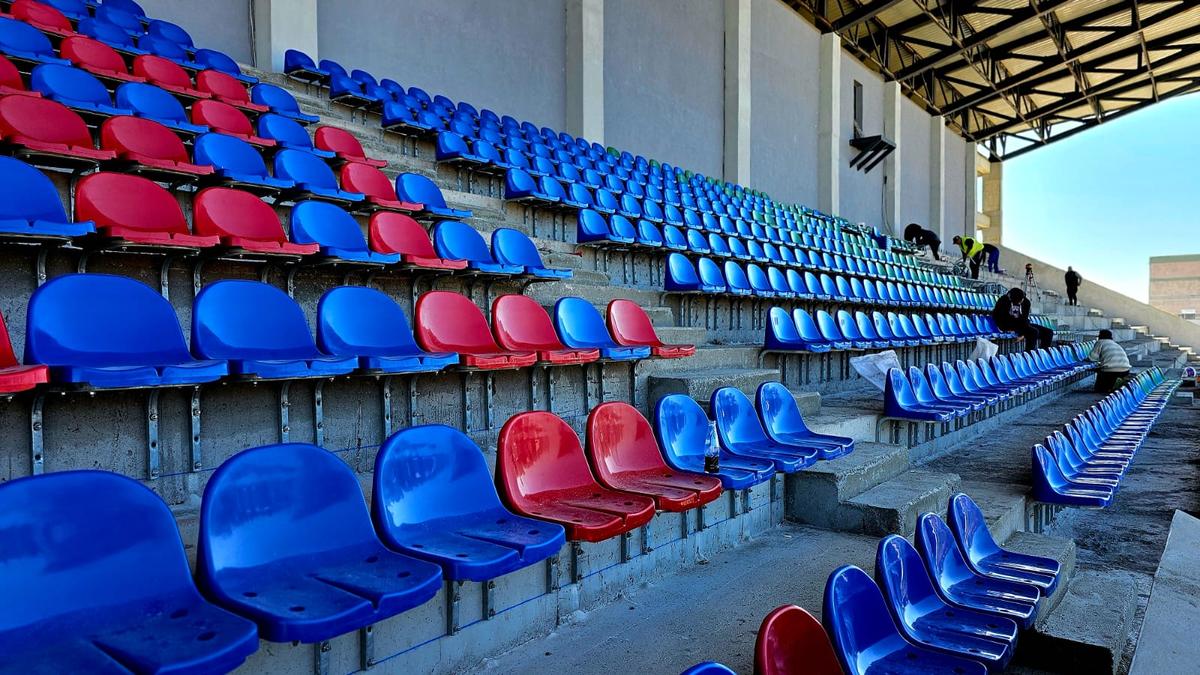 Au montat gazonul, scaunele sunt deja amplasate în tribune! „Doar” 5 ani întârziere la stadionul din România