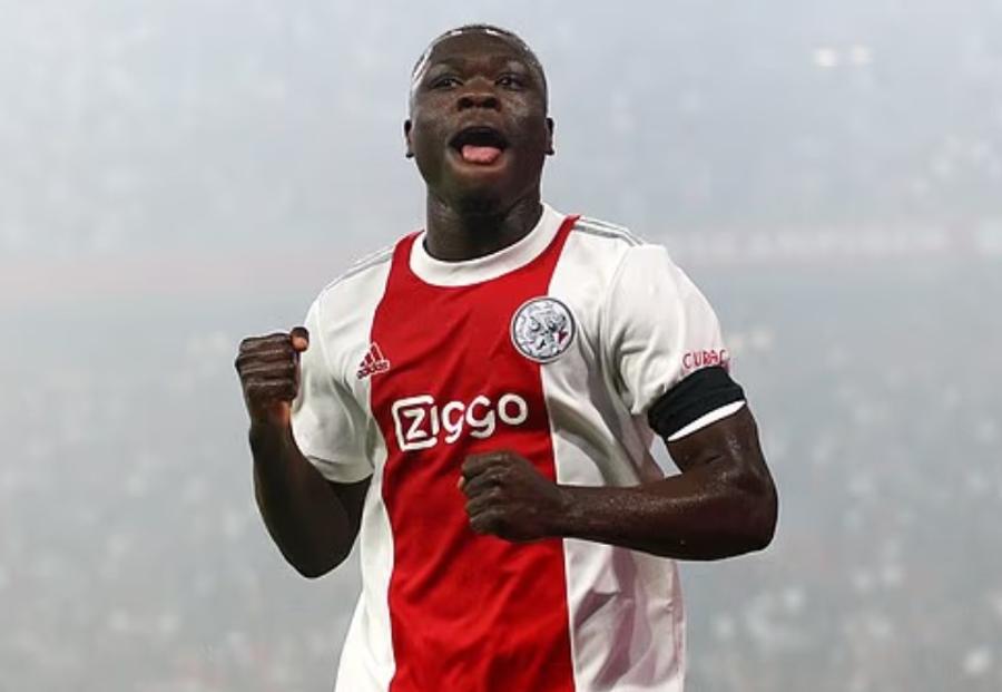 Crescut la Ajax, Brian Brobbey a marcat 56 de goluri în 163 de meciuri jucate în tricoul „lăncierilor” între 2022 și 2025 I-au pus explozibil în mașină! Golgheterul-surpriză a fost șantajat și împușcat de bandele din Amsterdam