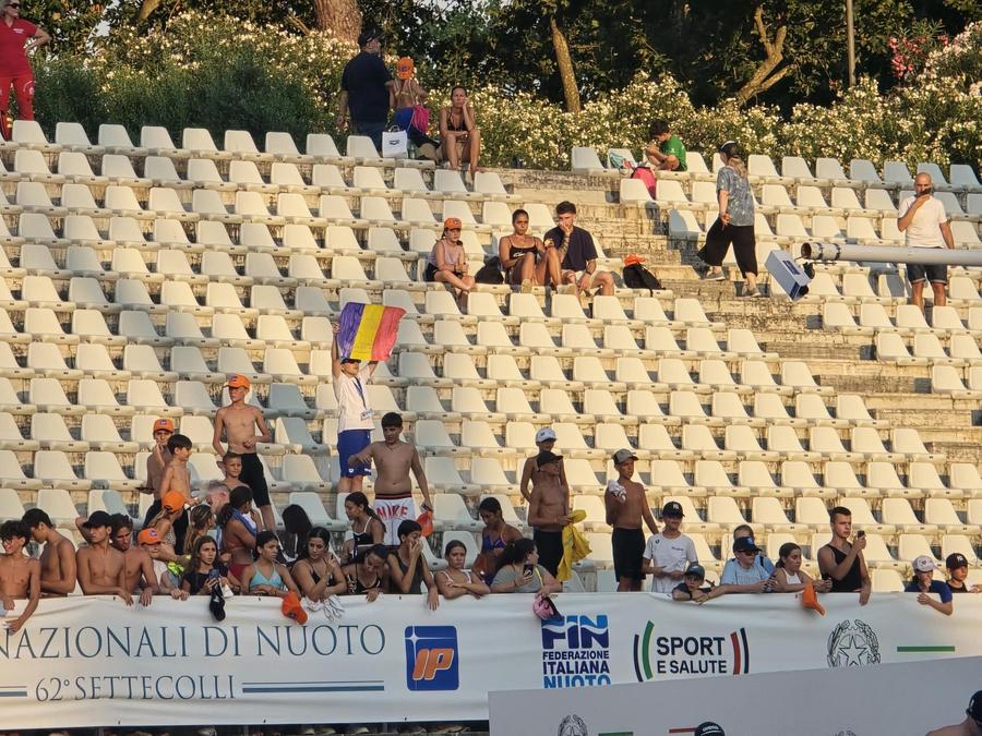 Un steag al României în tribune/Foto: Roxana Fleșeru (GSP.ro) David Popovici, AUR în finala de 100 m liber de la Trofeul Settecolli, cu un nou record al competiției