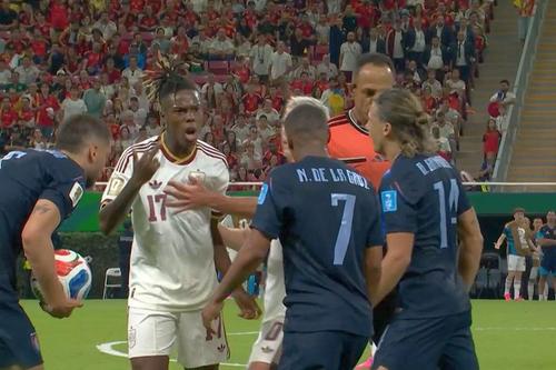 Nico Williams, întrebând adversarul care l-a faultat dacă a înnebunit
