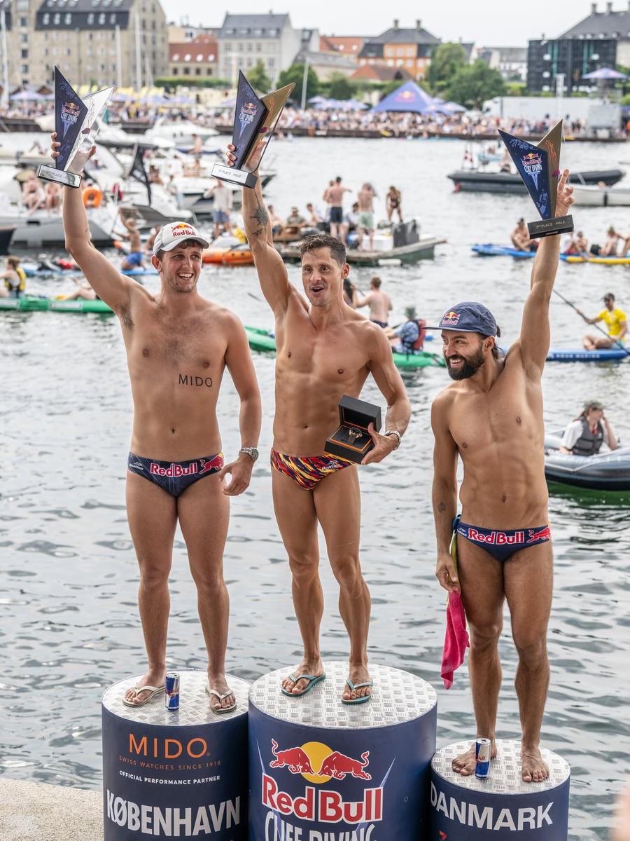 Constantin Popovici, pe podium, alături de Aidan Heslop (stânga) și de Cătălin Preda (dreapta)/Foto: Facebook (Constantin Popovici) Constantin Popovici, aur la etapa de sărituri din Copenhaga! Cătălin Preda a cucerit medalia de bronz