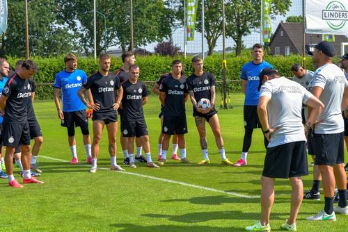 FCSB a plecat în cantonament fără 10 jucători din sezonul trecut/ foto Facebook @FCSB