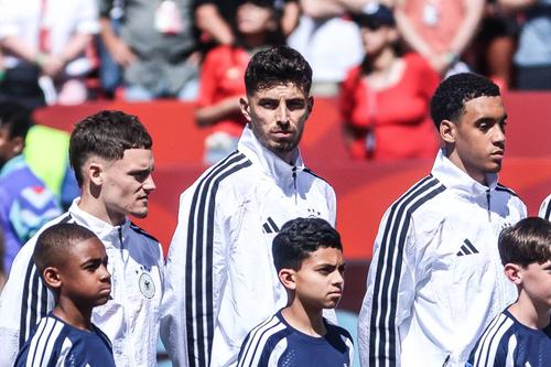 Florian Wirtz (stânga), alături de Kai Havertz și Jamal Musiala, înaintea meciului cu Ecuador (1-2) din grupa de la CM 2026 / Foto: Imago