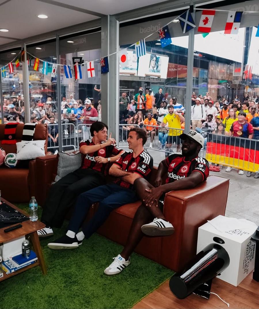 Să tot vezi astfel partidele de fotbal! Serviciu de vis! 50.000 de euro să vezi toate meciurile de la Mondial în Times Square