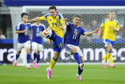 Suedezul Elliot Stroud (în duel cu Daizen Maeda) s-a calificat în „16-imi” la CM 2026 cu viitoarea adversară a României din Liga Națiunilor / Foto: Imago