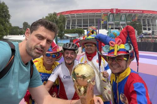 Un selfie cu fani columbieni în fața celebrului stadion Azteca din Ciudad de Mexico
