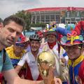 Un selfie cu fani columbieni în fața celebrului stadion Azteca din Ciudad de Mexico