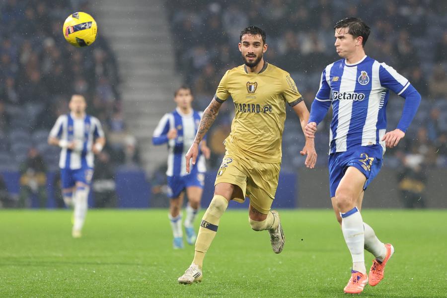 Universitatea Craiova îl transferă pe Simon Elisor, atacantul lui Famalicao // FOTO: Imago Images Universitatea Craiova plătește 1,5 milioane € pentru un atacant cu cifre modeste în sezonul trecut