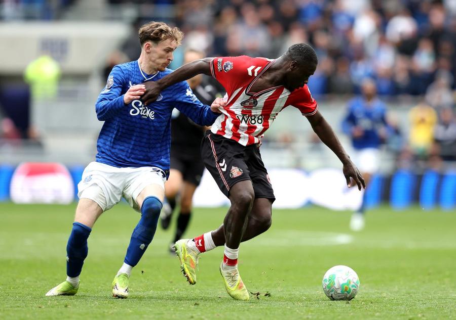 Brian Brobbey, în duel cu James Garner într-o partidă dintre Sunderland și Everton / Foto: GettyImages I-au pus explozibil în mașină! Golgheterul-surpriză a fost șantajat și împușcat de bandele din Amsterdam