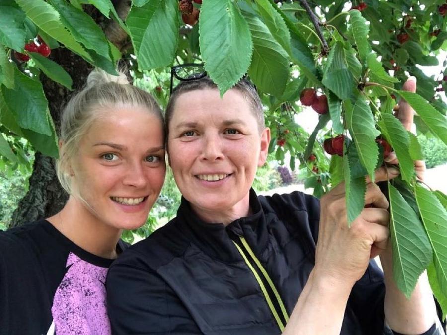 Împreună cu mama ei, Svetlana Foto Instagram Ewgenija Minevskaya, fiică de campioni olimpici și mondiali: „E frumos la Vâlcea, abia aștept să joc primul meci!”