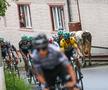 Cicliștii urcă strada, văcuța o coboară, iar de la fereastră pândește fotograful amator Foto Sebastian Marcovici – Focus Photo