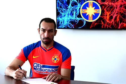 Paulo Vinicius a semnat cu FCSB // foto: Facebook @ FCSB