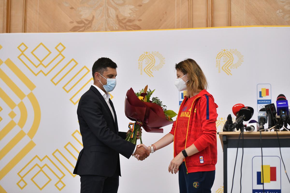 Ana Maria Popescu la aterizarea la București