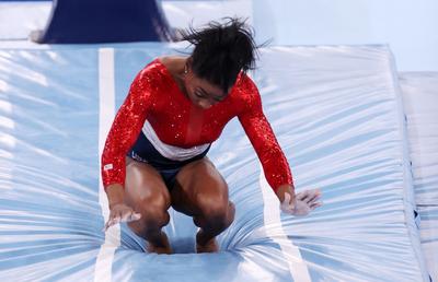Americanca Simone Biles nu s-a retras din cauza unei accidentări din finala pe echipe de la Tokyo! A suferit un atac de panică: „Greutatea întregii lumi cade pe umerii mei”