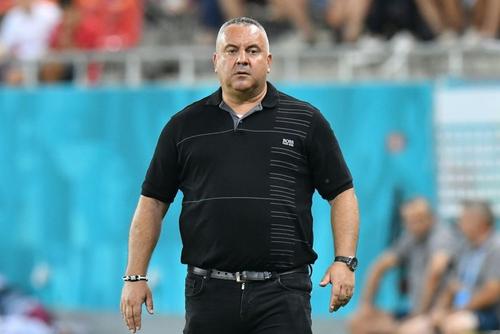 Mihai Iosif, 46 de ani, antrenorul Rapidului, spune ca și-ar fi dorit mai multe întăriri în această vară. Giuleștenii au început perfect campionatul, cu două victorii, și împart primul loc cu CFR Cluj.