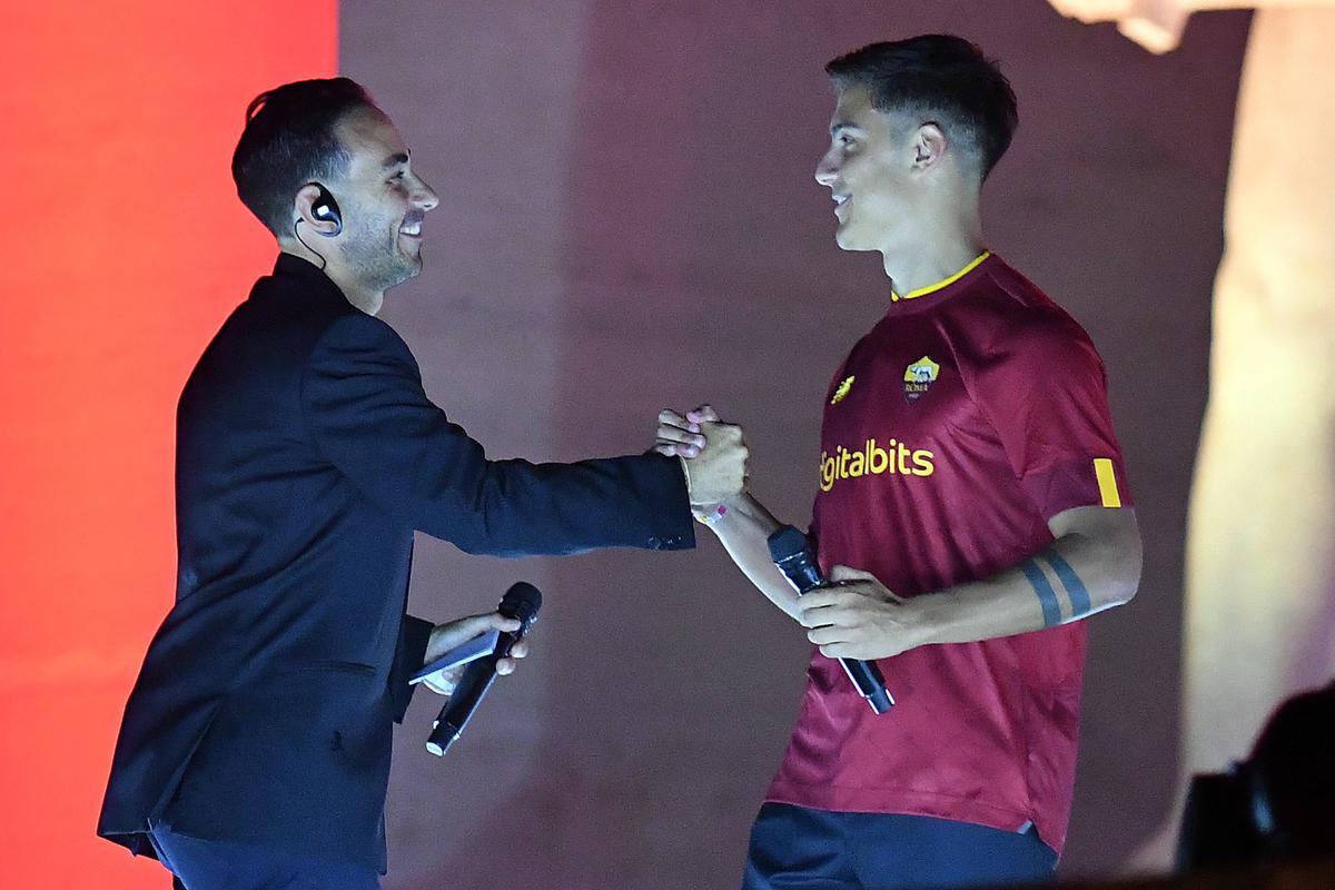 Imagini spectaculoase din Italia » Peste 10.000 de fani la prezentarea lui Dybala