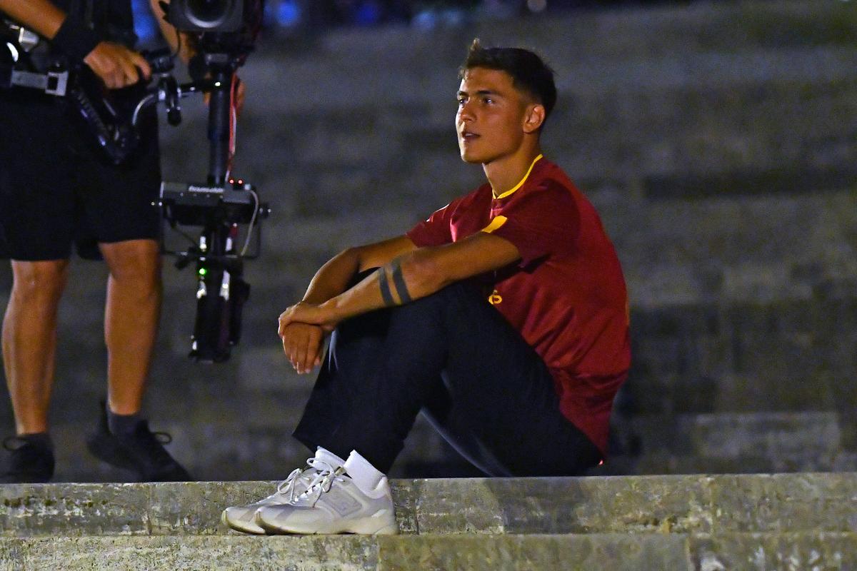Imagini spectaculoase din Italia » Peste 10.000 de fani la prezentarea lui Dybala
