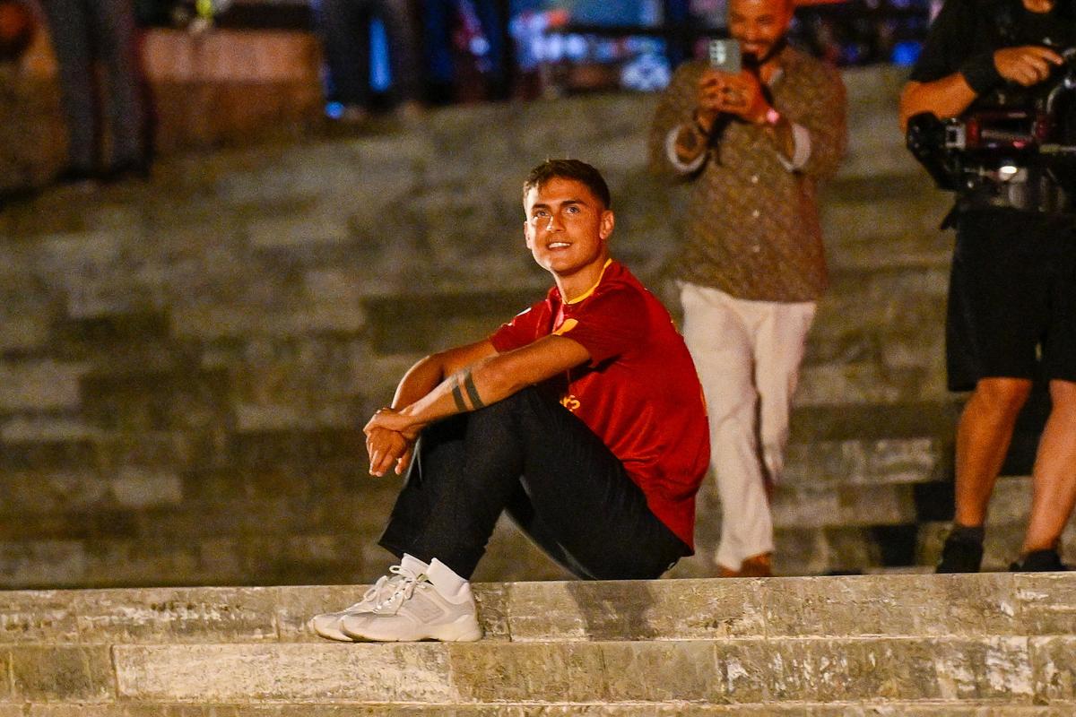 Imagini spectaculoase din Italia » Peste 10.000 de fani la prezentarea lui Dybala