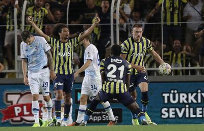 Scene absolut revoltătoare la Fenerbahce - Dinamo Kiev: „Mi-e rușine că trăiesc în aceeași țară cu voi! UEFA, fă ceva!” » Ce au scandat mii de turci
