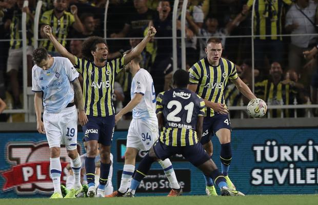 Scene absolut revoltătoare la Fenerbahce - Dinamo Kiev: „Mi-e rușine că trăiesc în aceeași țară cu voi! UEFA, fă ceva!” » Ce au scandat mii de turci