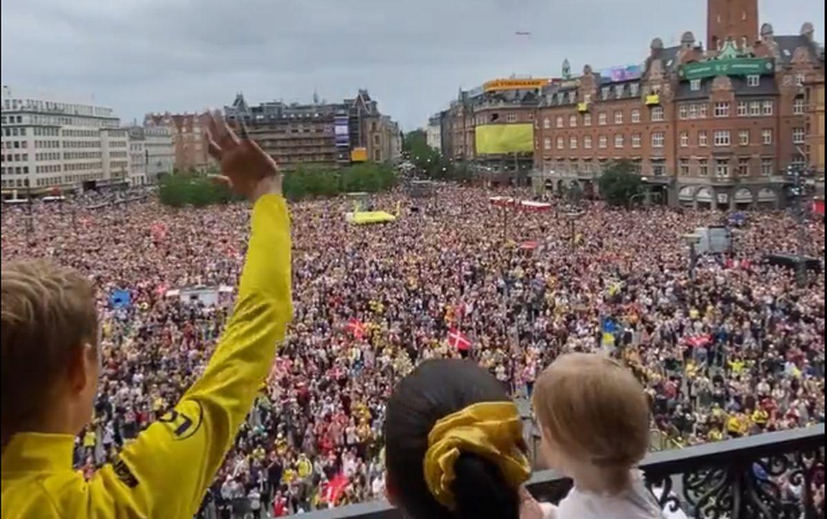 A scos în stradă mai mulți fani decât Dybala! Imagini fabuloase din Danemarca » Cum a fost primit Jonas Vingegaard, câștigătorul Turului Franței