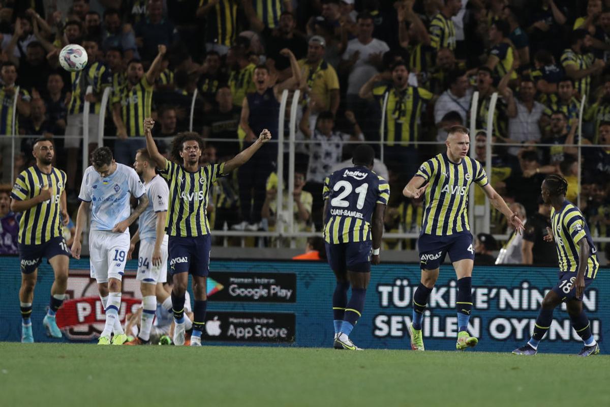 Scene absolut revoltătoare în timpul meciului Fenerbahce - Dinamo Kiev » Mii de turci au strigat numele lui Putin: „Mi-e rușine că trăiesc în aceeași țară cu voi!”