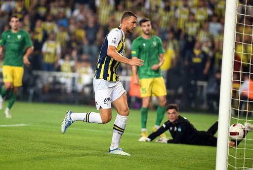Alexandru Misarăș (numărul 25) privește golul marcat de Edin Dzeko / Foto: Imago