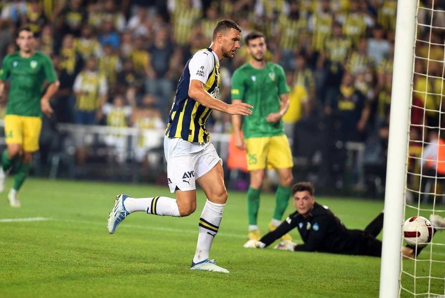 Alexandru Misarăș (numărul 25) privește golul marcat de Edin Dzeko / Foto: Imago Optimism bosniac. Selecționerul lor ne avertizează: „Să uităm că România a jucat la Euro!”