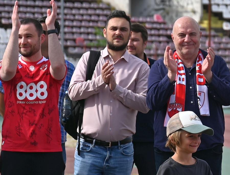 Dan Giuraniuc, în centru, la sărbătoarea promovării A plecat de la club și povestește momentele dramatice prin care a trecut echipa: „Dinamo nu mai stârnește interes, nu cred că ajungeți să terminați sezonul”