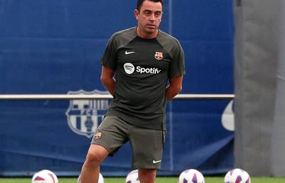 Xavi și-a prelungit contractul cu Barcelona, dar tot câștigă mai puțin decât a avut Ronald Koeman