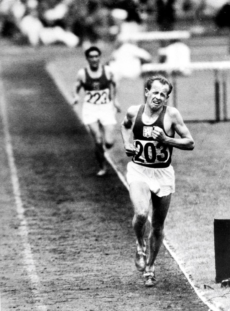 Emil Zatopek, în timpul unei curse de 10.000 de metri Foto: Imago Images 10 metode prin care campionii își domină mental adversarii! De la tactici din lumea gazelelor și până la expresia feței unui campion