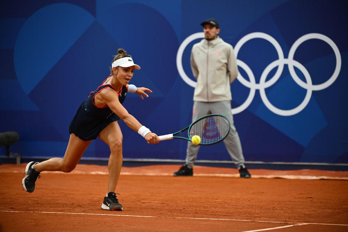 Jaqueline Cristian, victorie MĂREAȚĂ pe legendara arenă „Suzanne Lenglen” » Debutantă la Jocurile Olimpice, a revenit miraculos în fața favoritei gazdelor! Moment glorios pentru România
