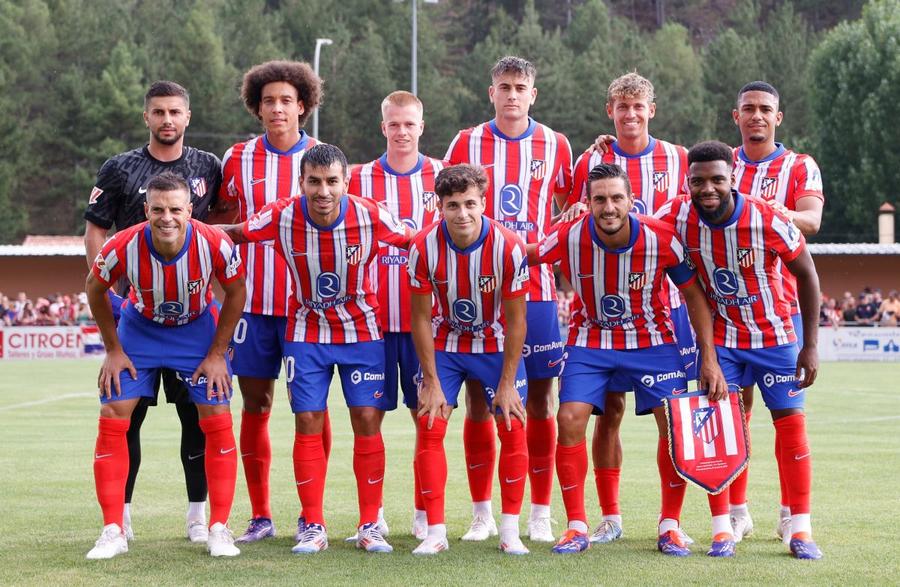 O poză pentru albumul cu amintiri al lui Horațiu Moldovan (primul din stânga, rândul de sus) / Foto: X Atletico Primul trofeu pentru Horațiu Moldovan » La debutul său la Atletico, portarul era să ia gol de la centrul terenului!