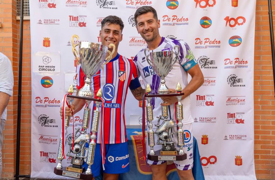 Trofeul „Jesus Gil y Gil”, câștigat de Atletico la a 11-a ediție, cu căpitanul Carlos Martín / Foto: X Atletico Primul trofeu pentru Horațiu Moldovan » La debutul său la Atletico, portarul era să ia gol de la centrul terenului!