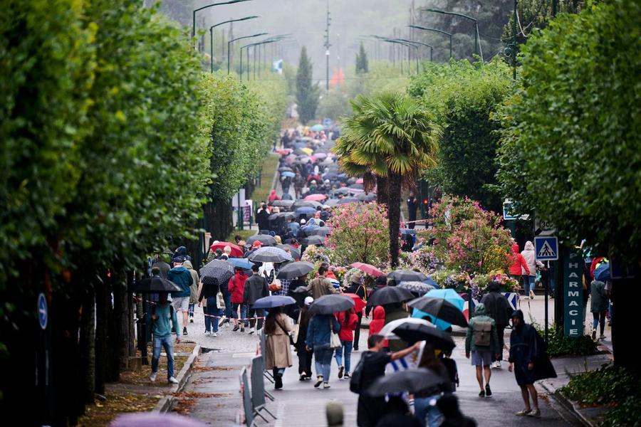 Spectatorii de la canotaj îndreptându-se spre bază, sub ploaia persistentă Foto: Raed Krishan (Vaires-sur-Marne) Canotorii români au început asaltul la Paris » Simona Radiș și Ancuța Bodnar, ritm de campioane, au câștigat cu avans mare seria!
