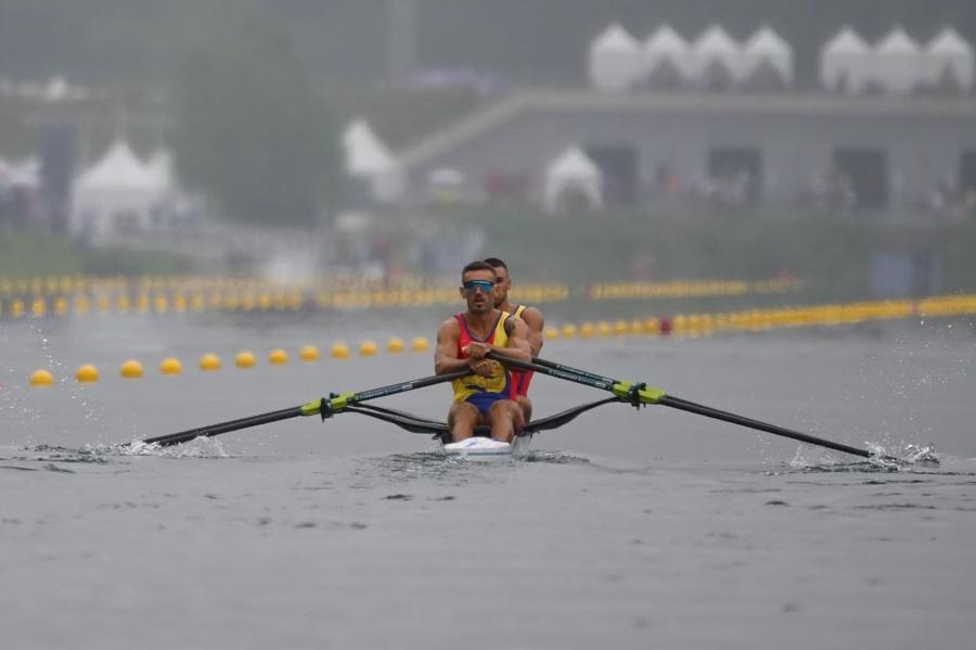 Marian Enache și Andrei Cornea în serii la dublu vâsle Foto: Raed Krishan (Vaires-sur-Marne) Canotorii români au început asaltul la Paris » Simona Radiș și Ancuța Bodnar, ritm de campioane, au câștigat cu avans mare seria!