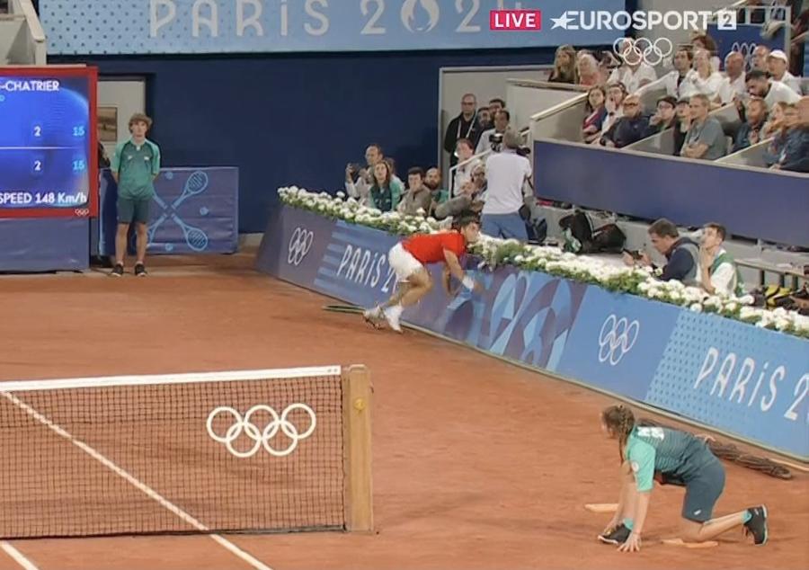 Reflex extrem al lui Alcaraz, în meciul de dublu cu Nadal / Captură Eurosport Cât e marketing și cât e potențial de medalie? GSP a asistat la un moment istoric în tenis: Nadal și Alcaraz, debut împreună la Jocurile Olimpice » 5 detalii remarcate la fața locului
