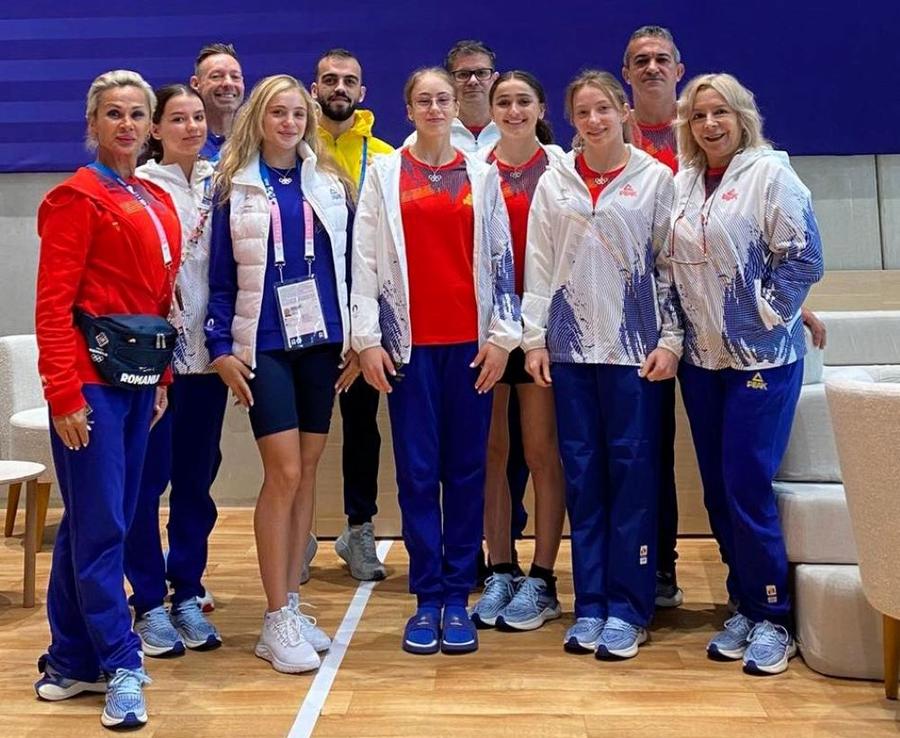 Echipa feminină de gimnastică a României împreună cu staff-ul Foto: Facebook FR Gimnastică Programul românilor în ziua de duminică, 28 iulie, la Jocurile Olimpice » David Popovici, primele brațe în apa pariziană la 200 m liber