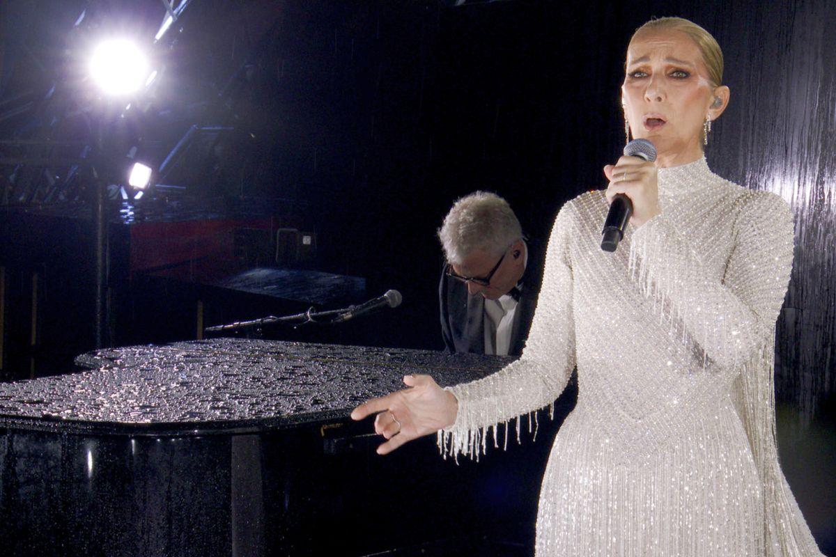 Moment emoționant: Celine Dion a ignorat boala și a cântat după 4 ani, lângă Turnul Eiffel din Paris