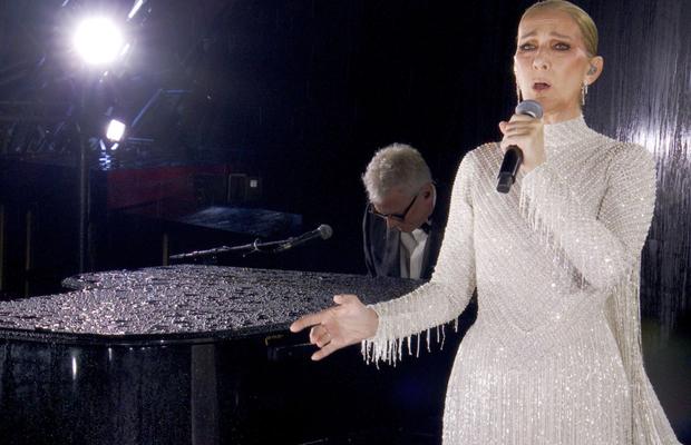 Moment emoționant: Celine Dion a ignorat boala și a cântat după 4 ani, lângă Turnul Eiffel din Paris