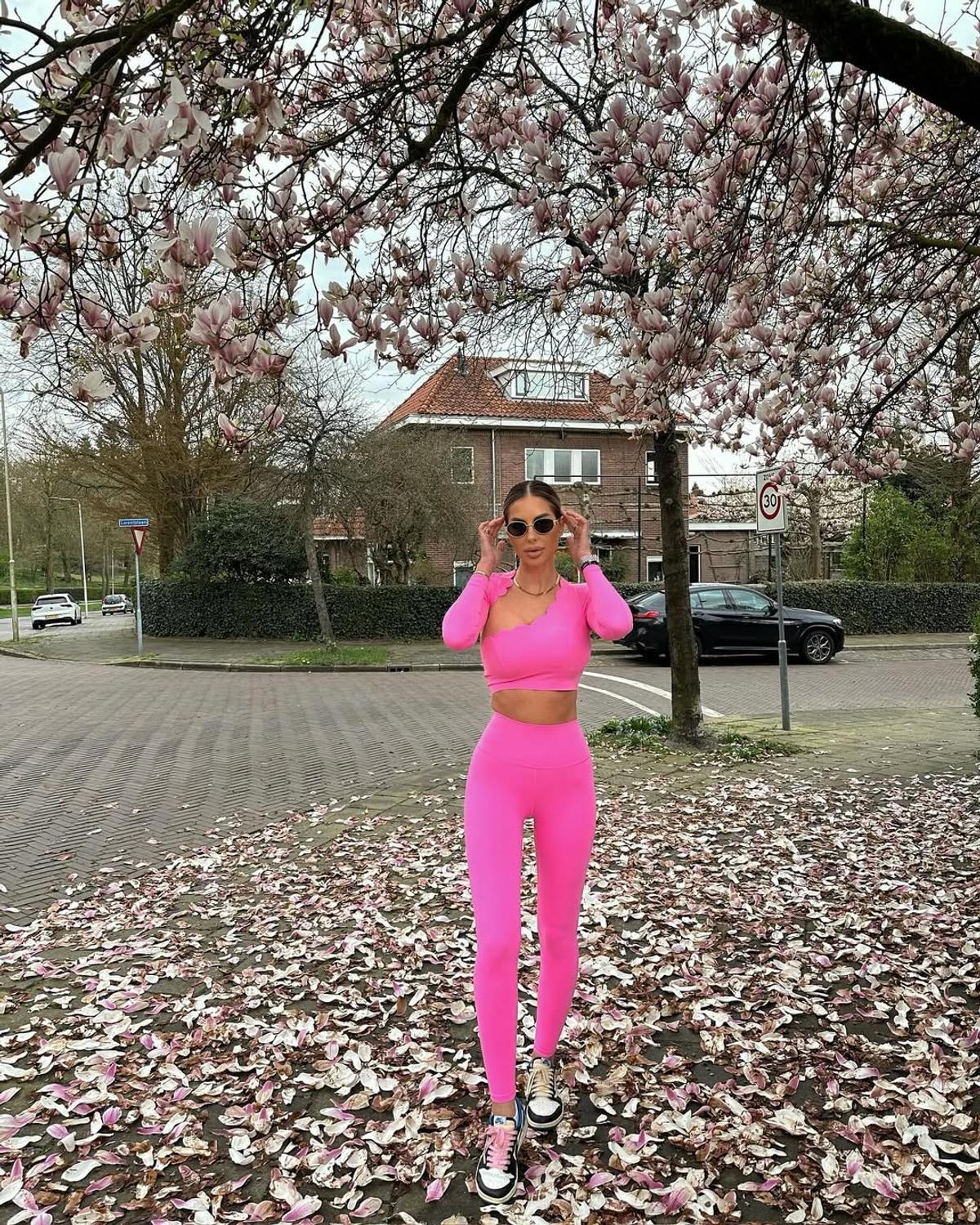 Influencerița cu peste 800.000 de urmăritori vrea să-și micșoreze sânii, dar portarul de 36 de ani n-o lasă
