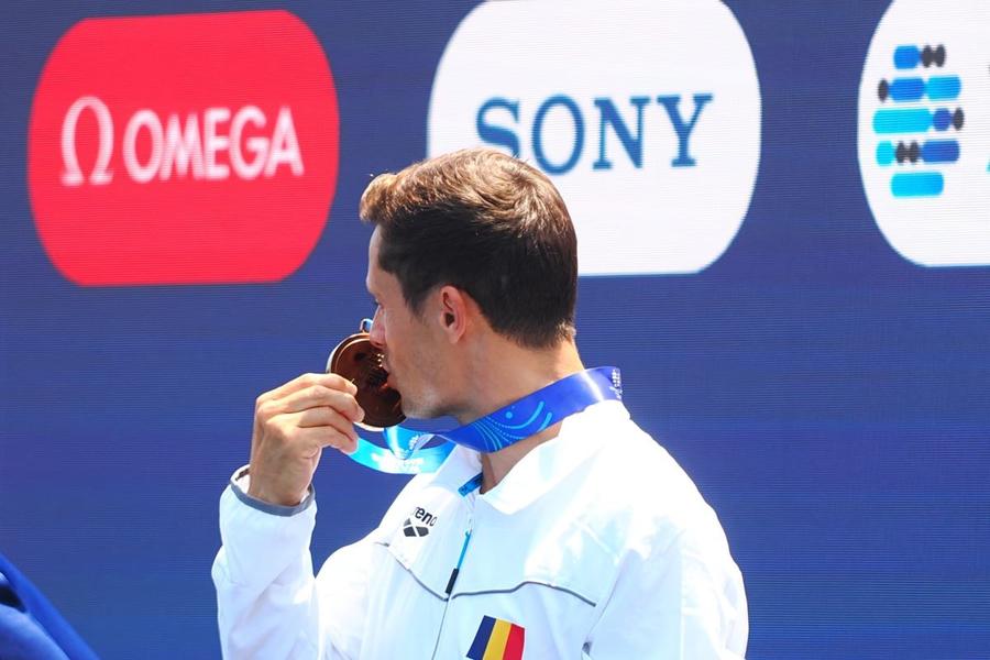 Constantin Popovici cu medalia de bronz de la Singapore Foto: GSP Constantin Popovici, bronz la sărituri de la mare înălțime la Campionatele Mondiale de la Singapore: „Sunt fericit pentru această medalie!”