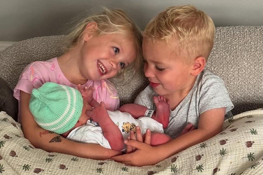 Olivia și James, copiii lui Caroline Wozniacki și David Lee, alături de frățiorul lor, Max Foto: Instagram Caroline Wozniacki a devenit mamă pentru a treia oară » Fostul lider WTA a născut un băiețel