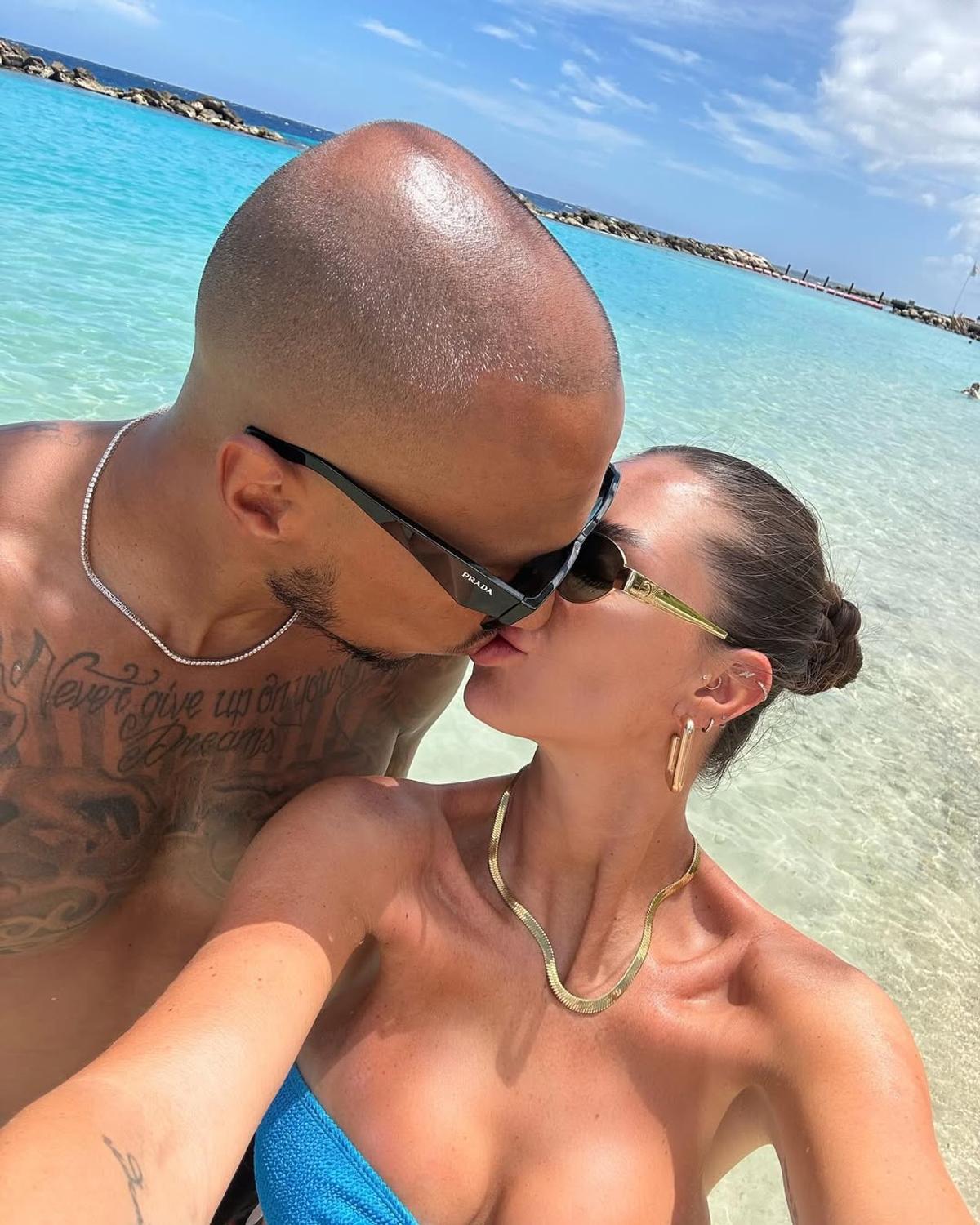 Influencerița cu peste 800.000 de urmăritori vrea să-și micșoreze sânii, dar portarul de 36 de ani n-o lasă