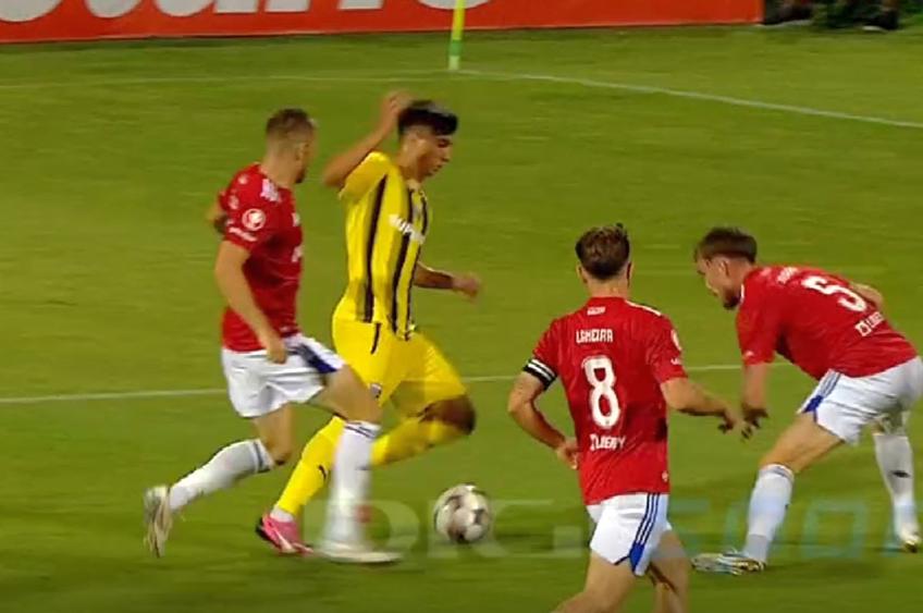 Dinamo a solicitat un penalty în prima repriză a meciului cu Oțelul Galați. FOTO: captură @Digi Sport